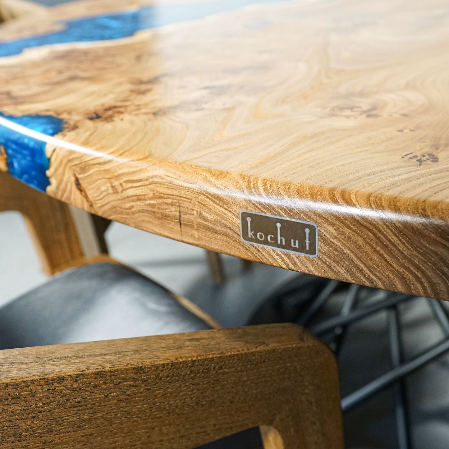 Zwei Horizonte – Esstisch aus Holz und Epoxidharz