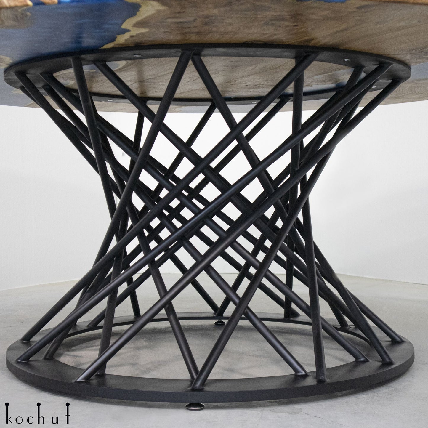 Zwei Horizonte – Esstisch aus Holz und Epoxidharz