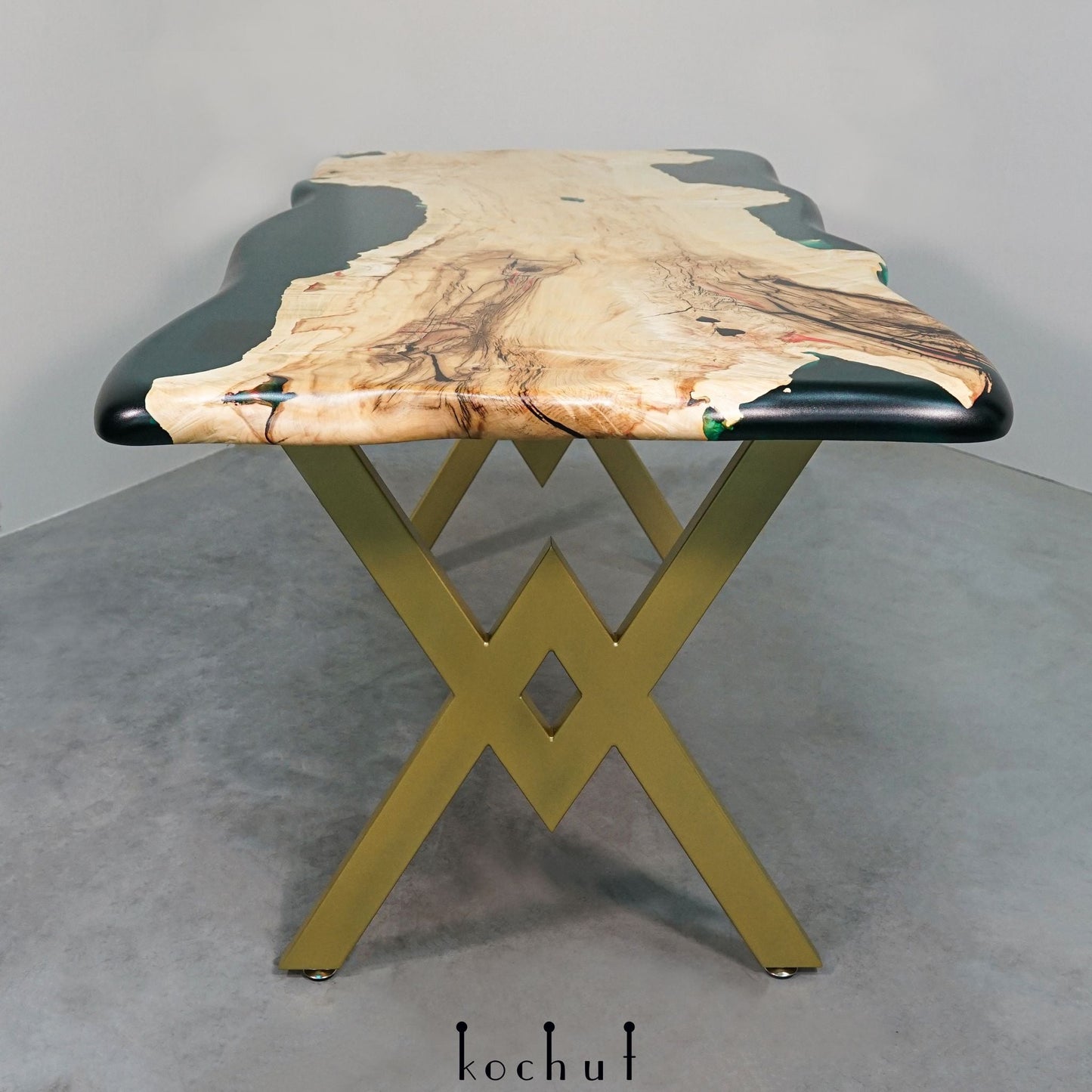 Brunei Darussalam — Esstisch aus Holz und Epoxidharz