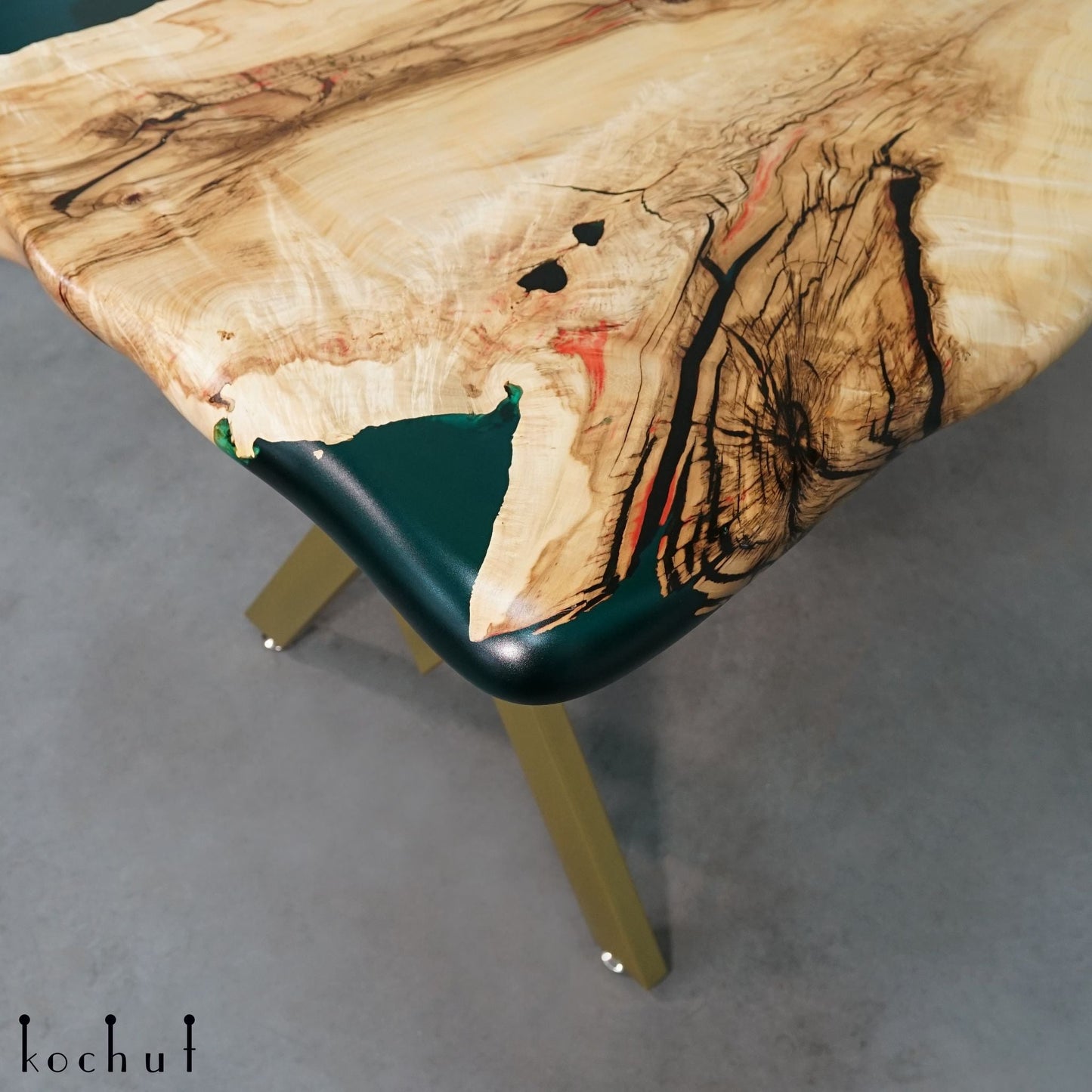 Brunei Darussalam — Esstisch aus Holz und Epoxidharz