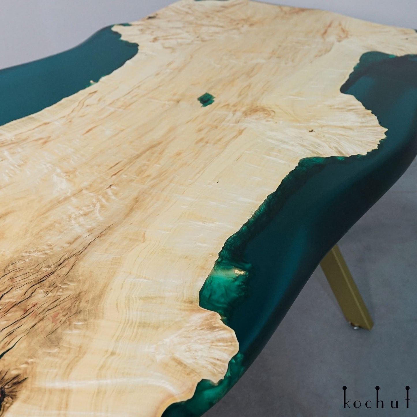Brunei Darussalam — Esstisch aus Holz und Epoxidharz