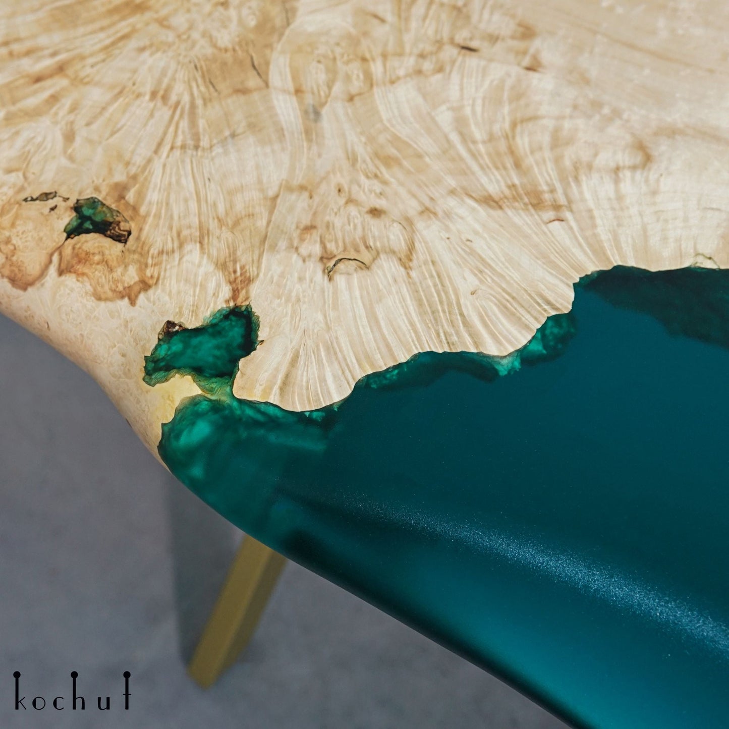 Brunei Darussalam — Esstisch aus Holz und Epoxidharz
