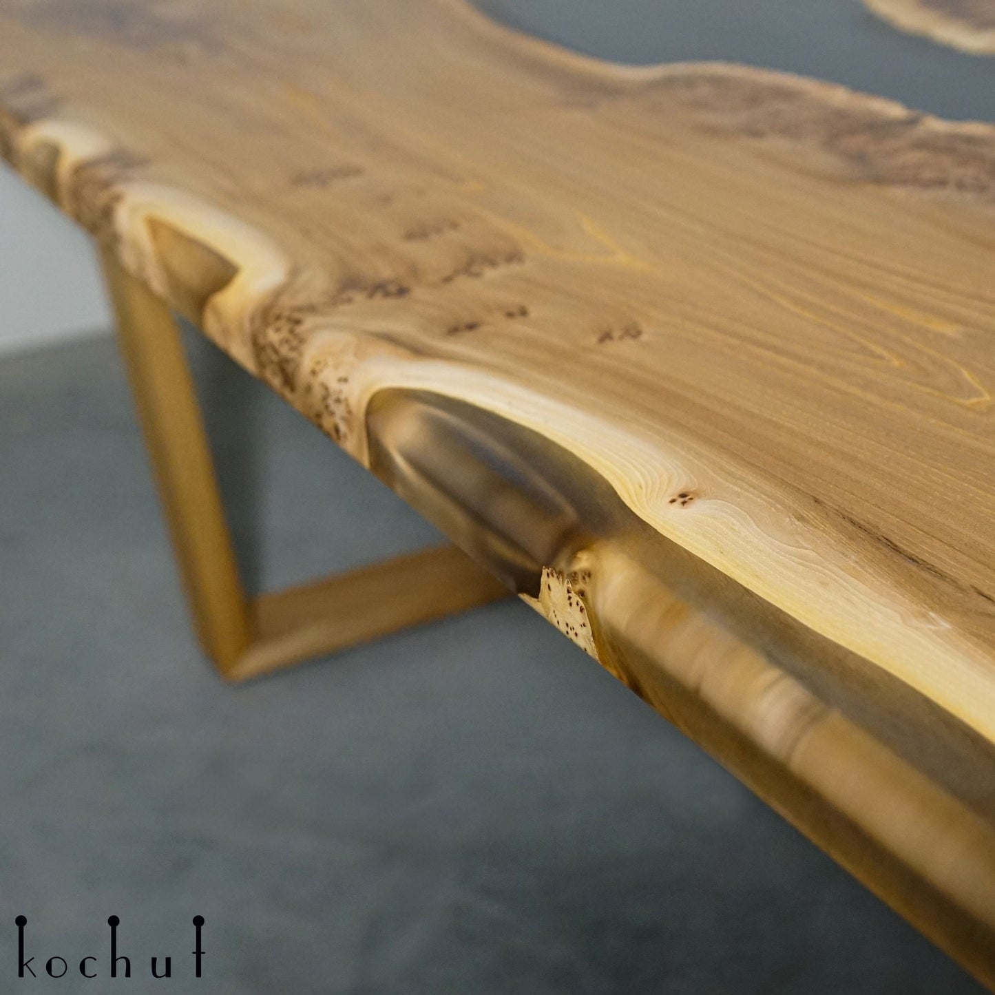 Albertini. Classic — Esstisch aus Holz und Epoxidharz