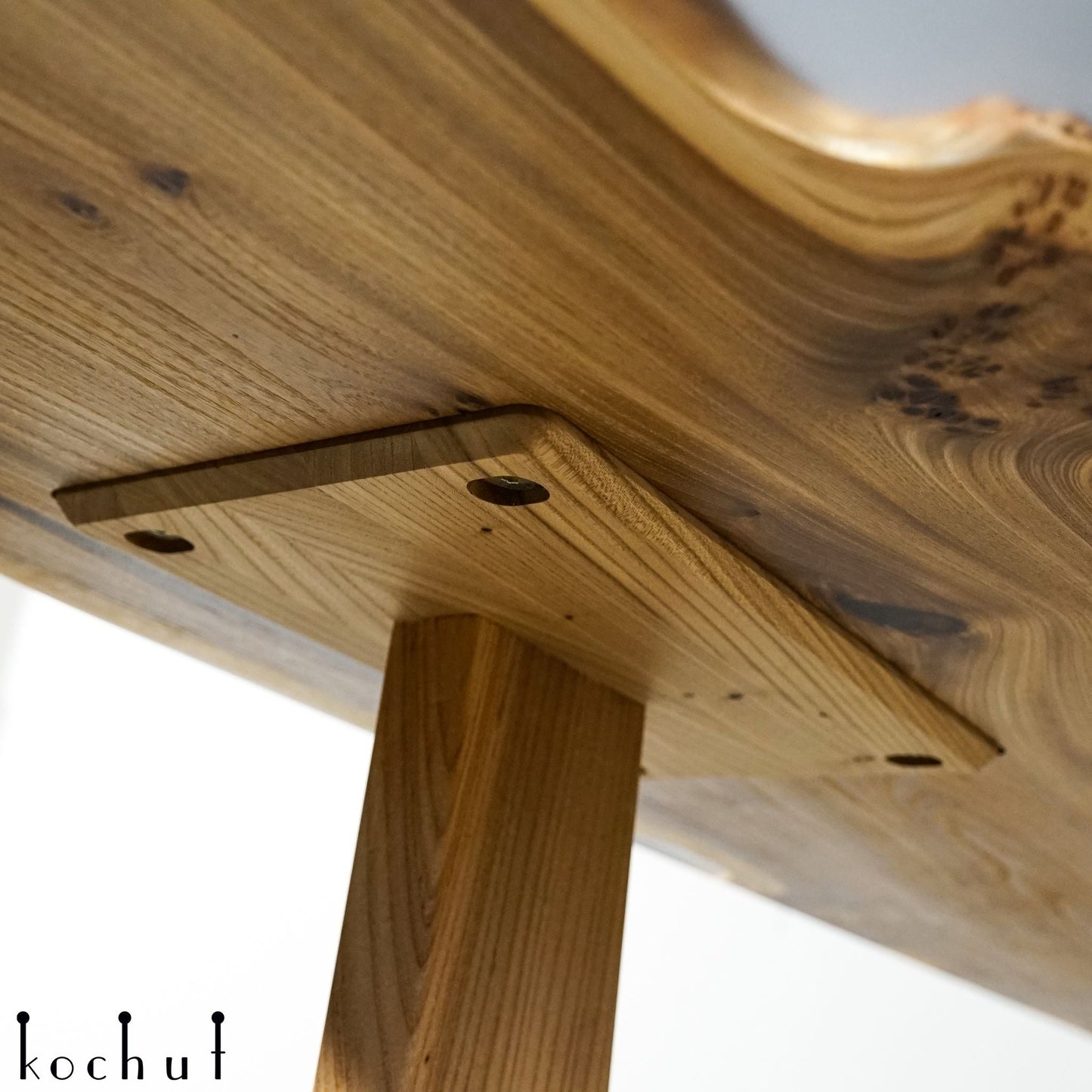 Albertini. Classic — Esstisch aus Holz und Epoxidharz