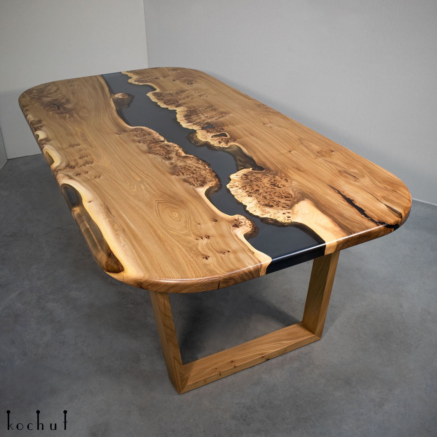 Albertini. Classic — Esstisch aus Holz und Epoxidharz