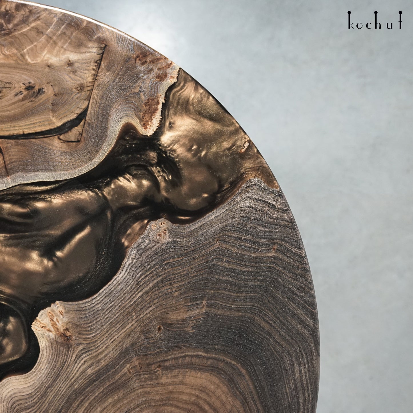 Schokoladen-Opal — Esstisch aus Holz und Epoxidharz