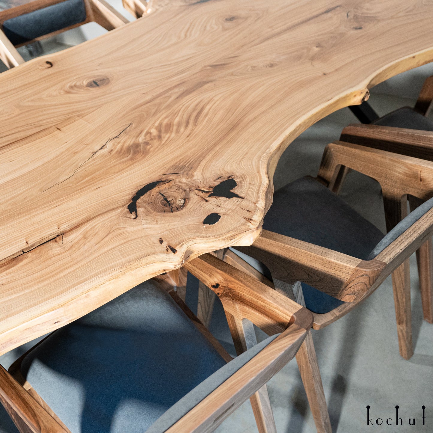 Alter des Weisen — Holztisch für den Essbereich