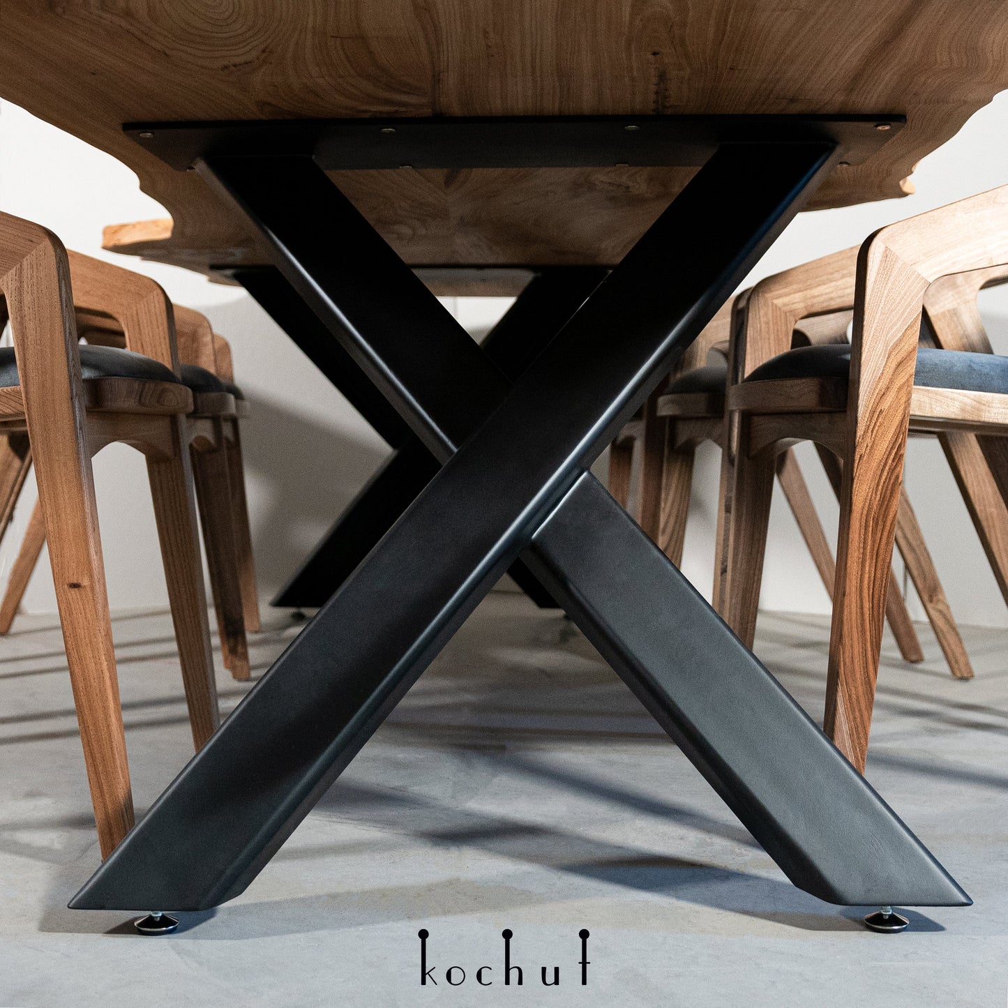 Alter des Weisen — Holztisch für den Essbereich