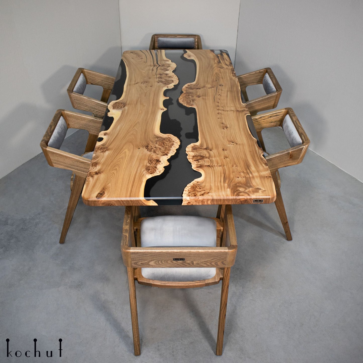 Grauer Kardinal — Esstisch aus Holz und Epoxidharz (Holzbeine)