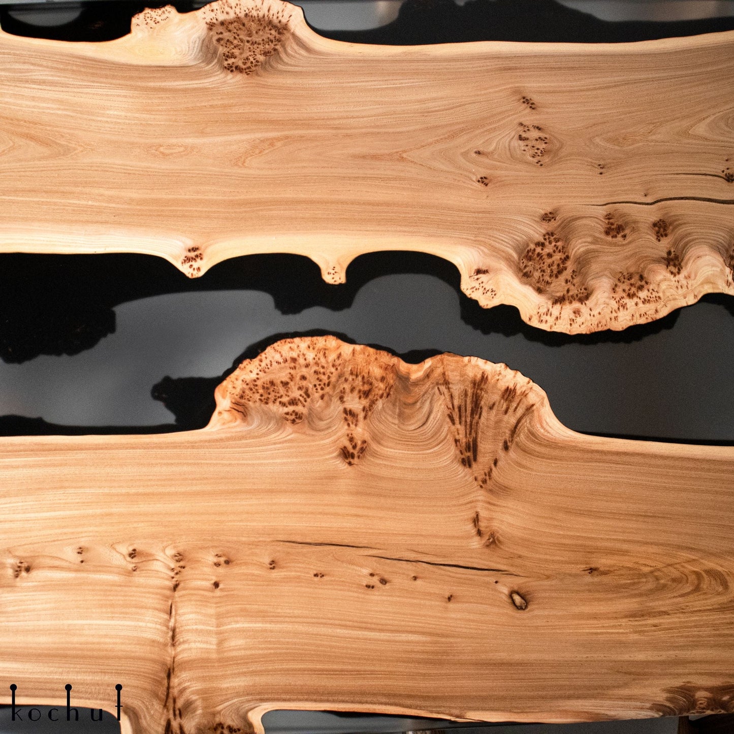 Grauer Kardinal — Esstisch aus Holz und Epoxidharz (Holzbeine)