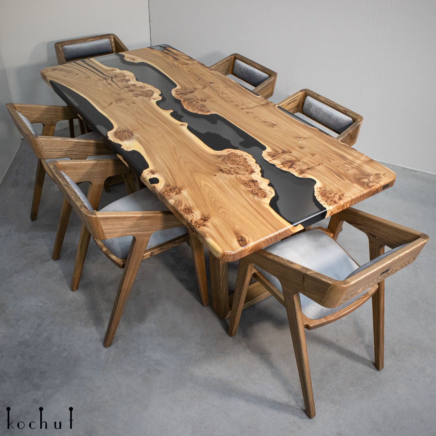 Grauer Kardinal — Esstisch aus Holz und Epoxidharz (Holzbeine)