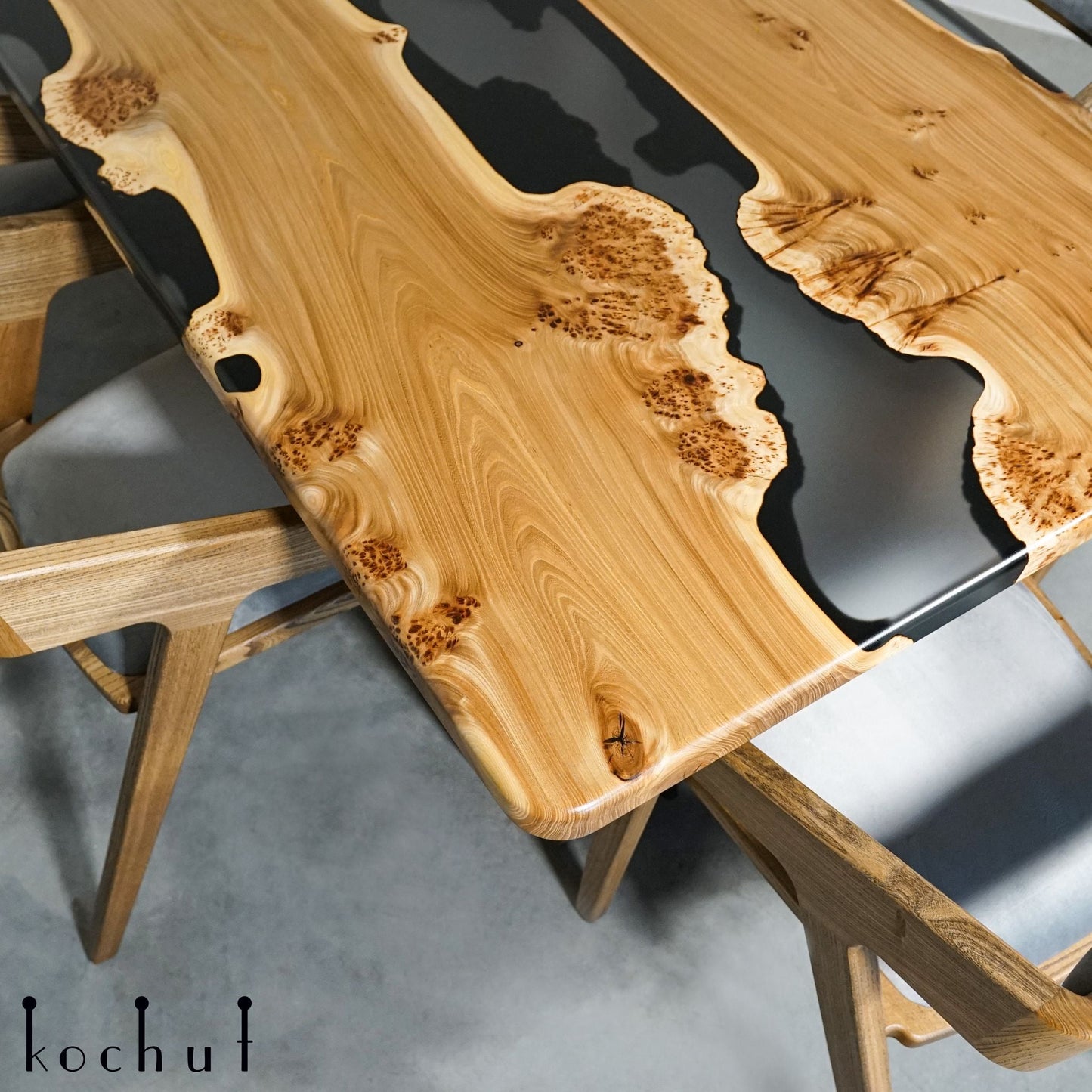 Grauer Kardinal — Esstisch aus Holz und Epoxidharz (Holzbeine)