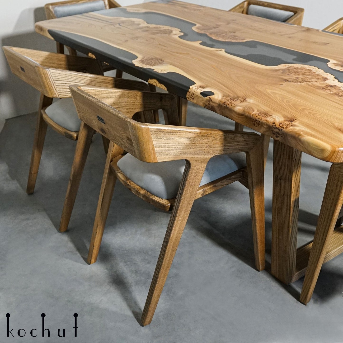 Grauer Kardinal — Esstisch aus Holz und Epoxidharz (Holzbeine)