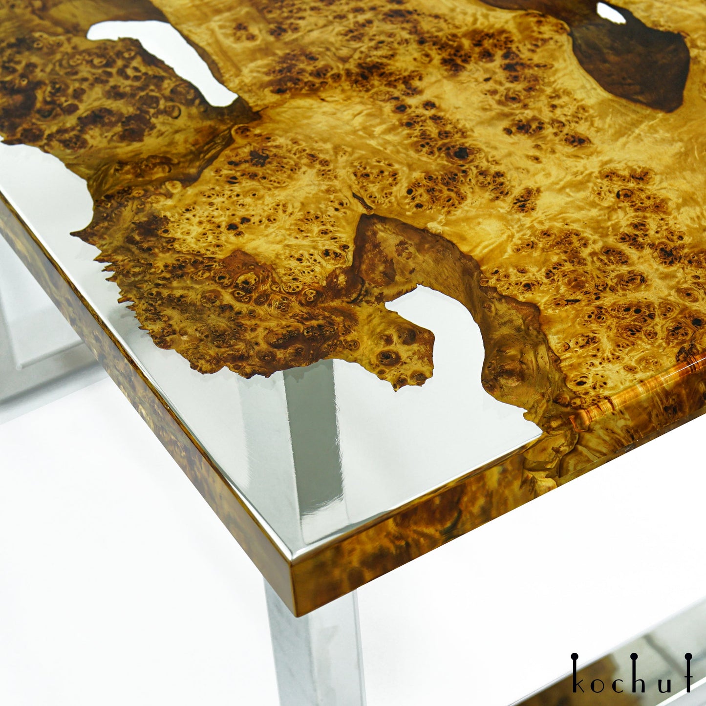 Ethereum — Esstisch aus Holz und Epoxidharz