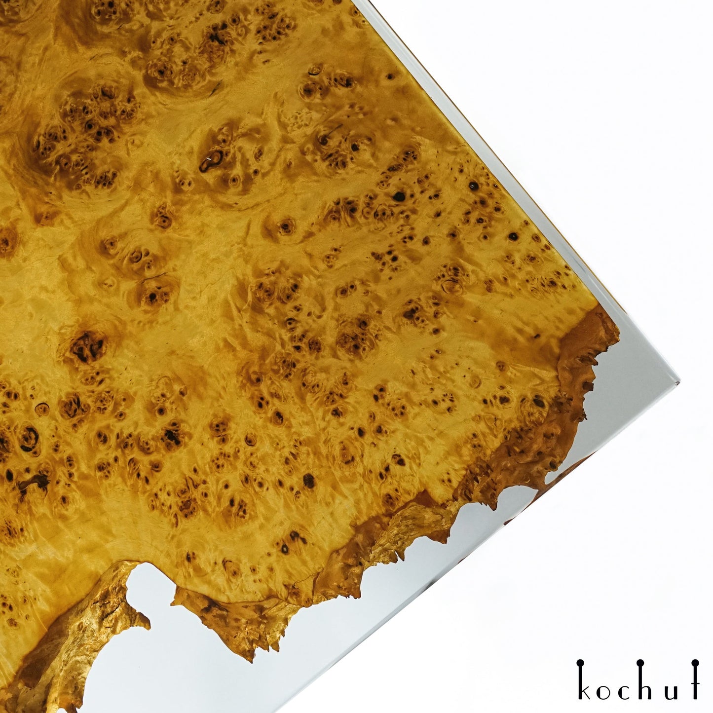Ethereum — Esstisch aus Holz und Epoxidharz