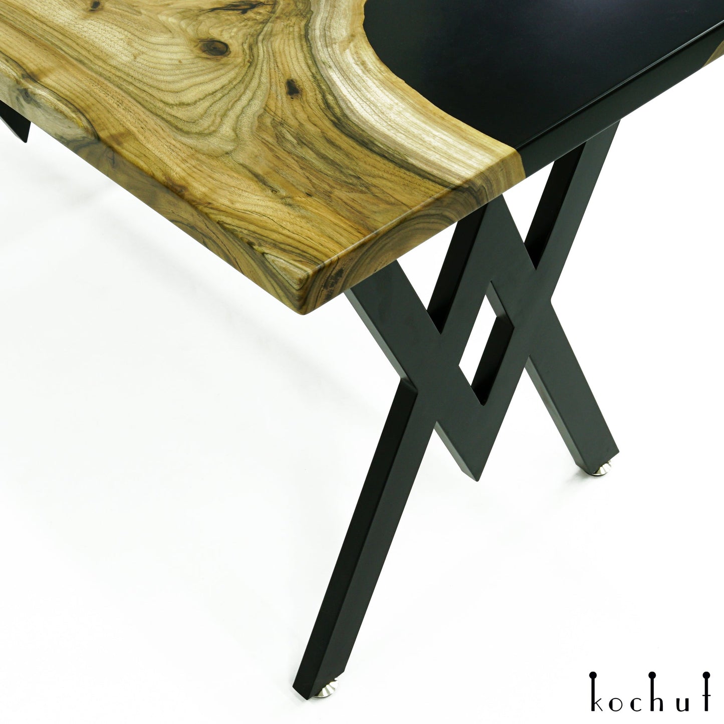 Morpheus — Esstisch aus Holz und Epoxidharz