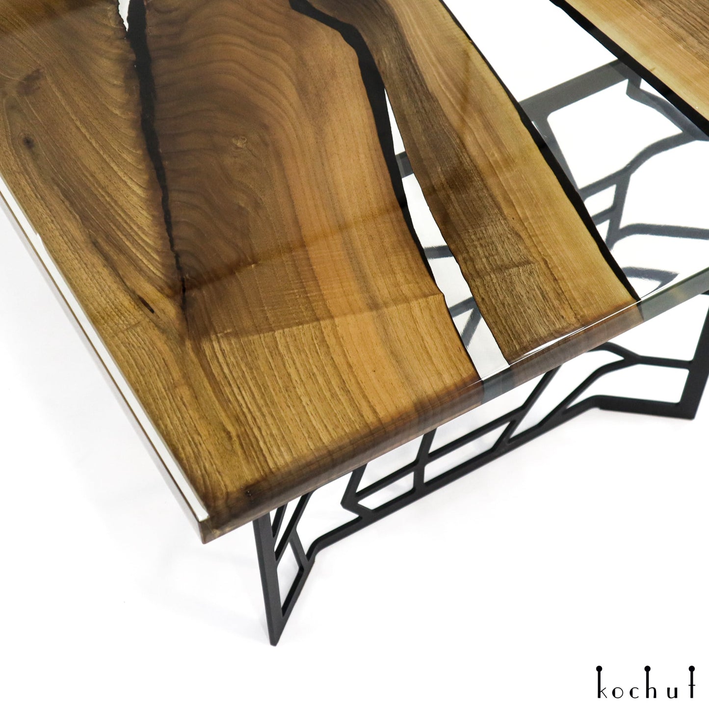 Eis — Esstisch aus Holz und Epoxidharz