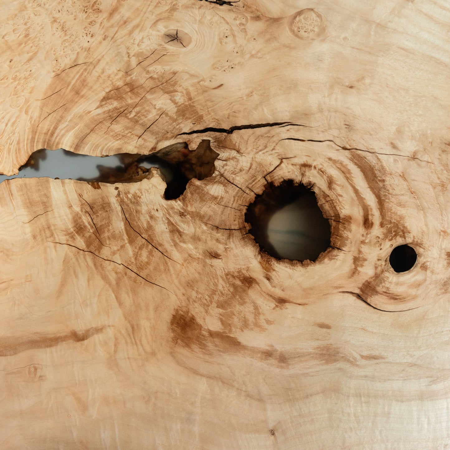 Rhodus — Esstisch aus Holz und Epoxidharz