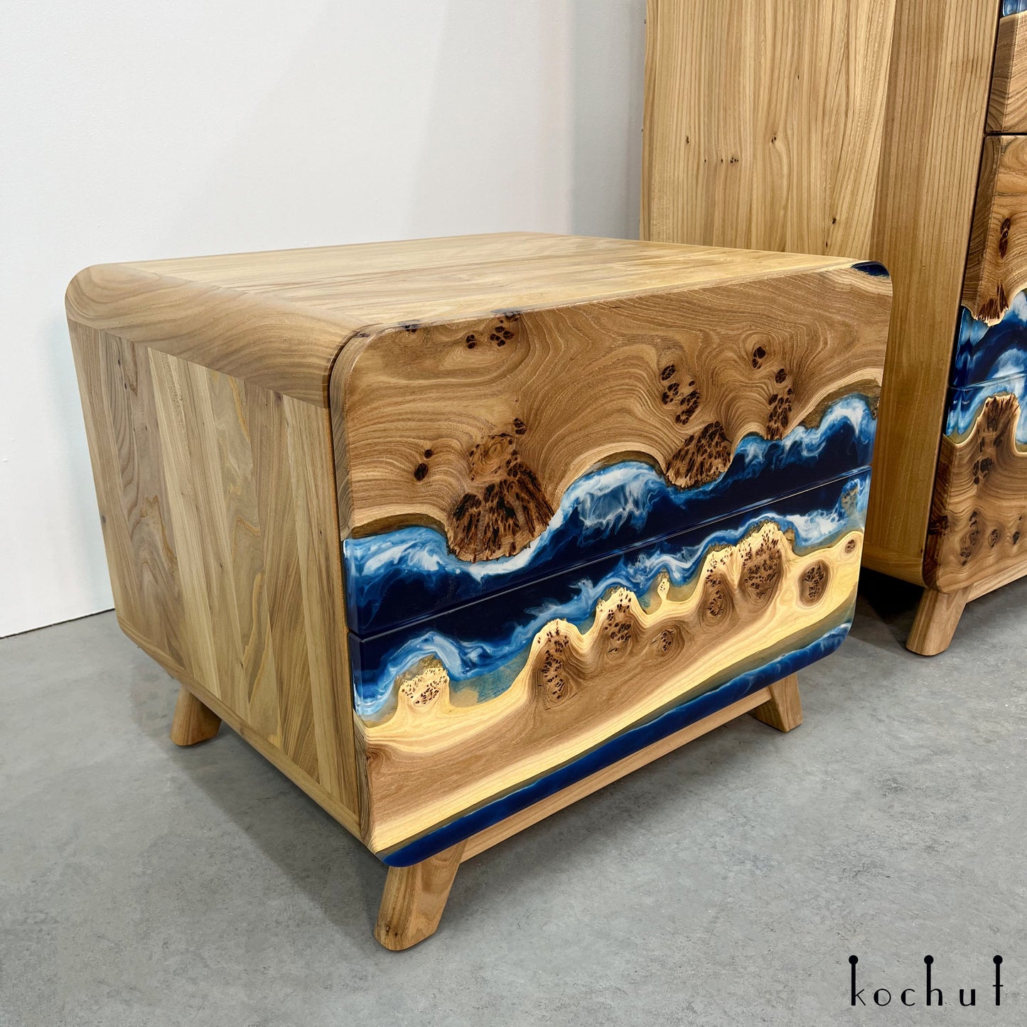 Atlantida — Set aus Holz- und Epoxidharzschränken