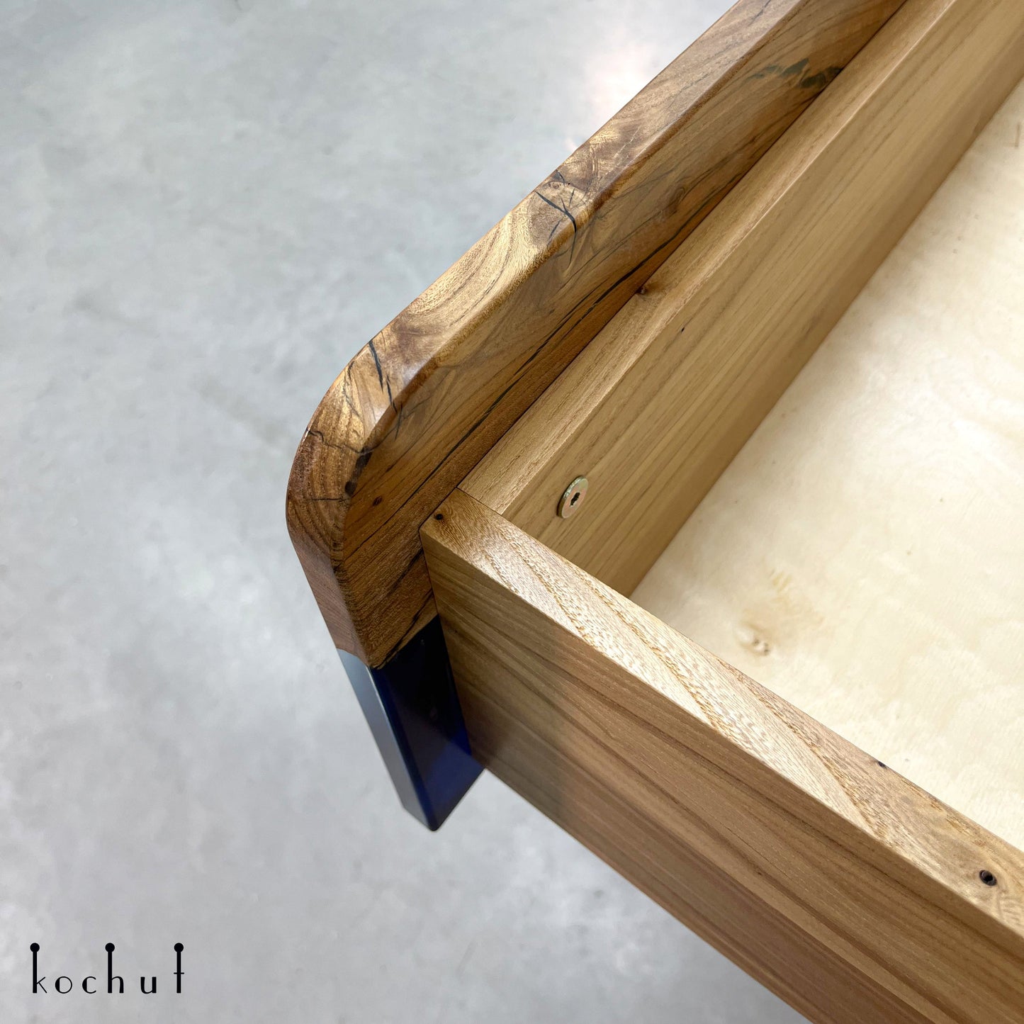 Atlantida — Set aus Holz- und Epoxidharzschränken