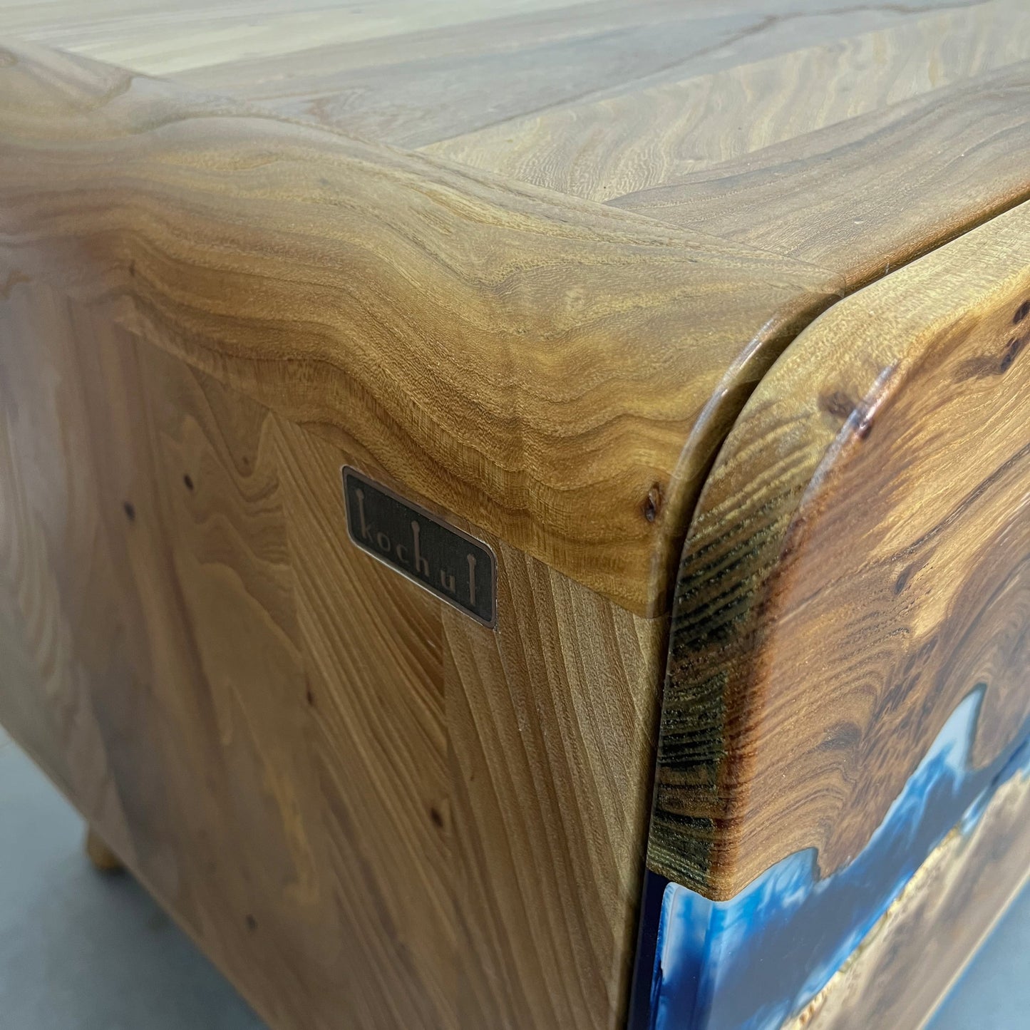 Atlantida — Set aus Holz- und Epoxidharzschränken