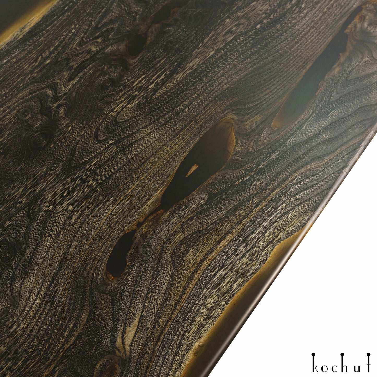 Condor — Esstisch aus Holz und Epoxidharz