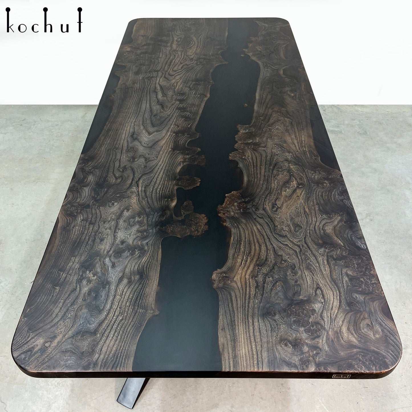 Condor — Esstisch aus Holz und Epoxidharz