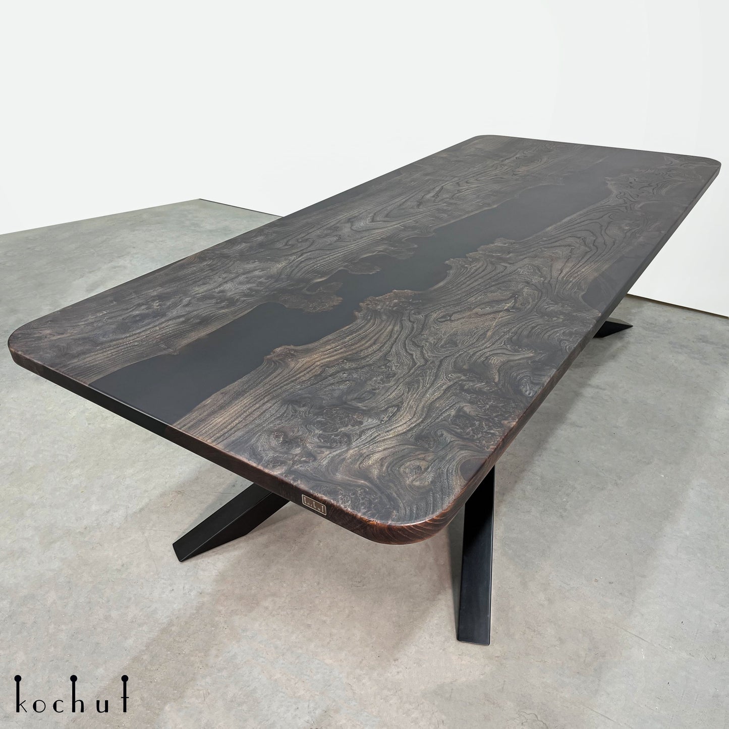Condor — Esstisch aus Holz und Epoxidharz