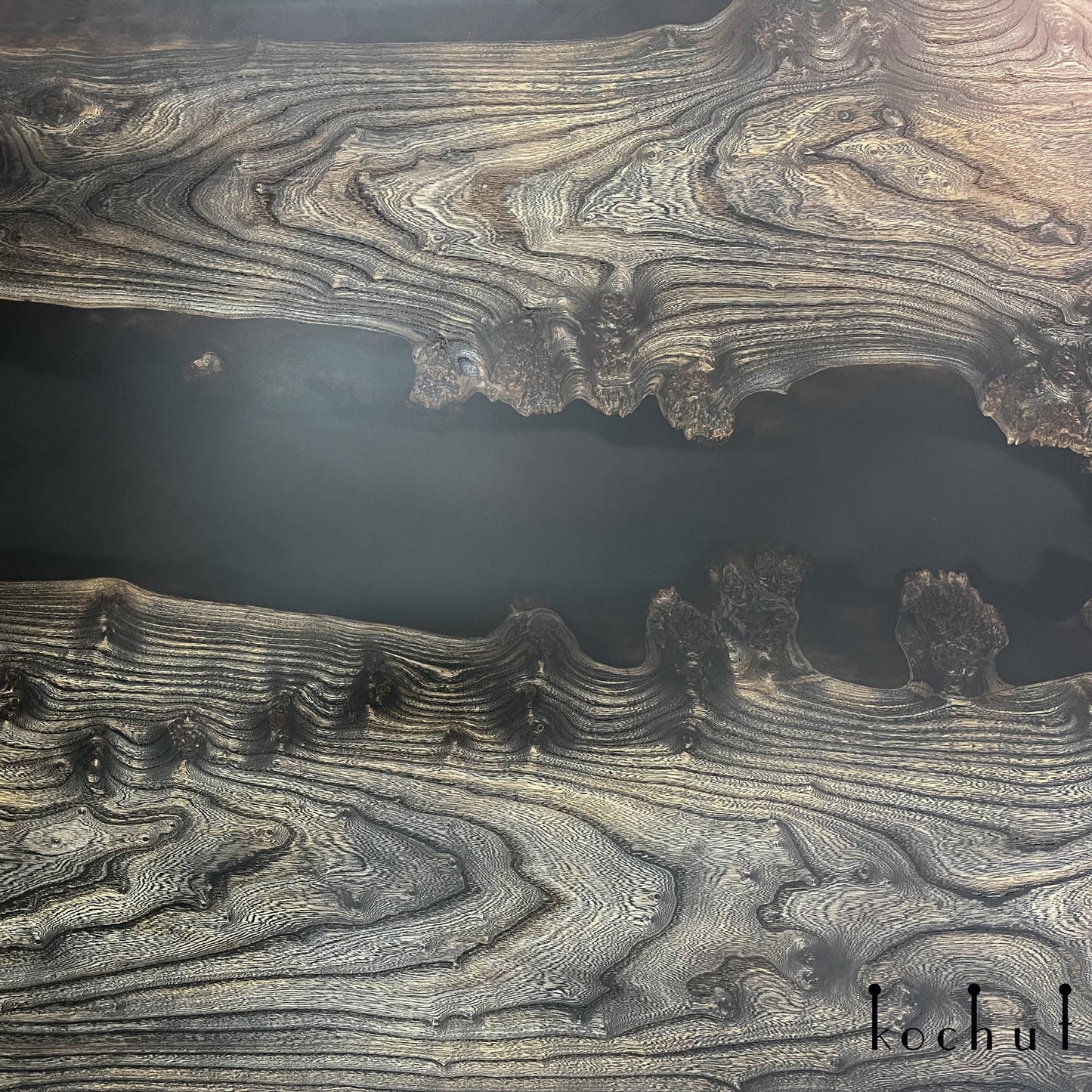 Condor — Esstisch aus Holz und Epoxidharz