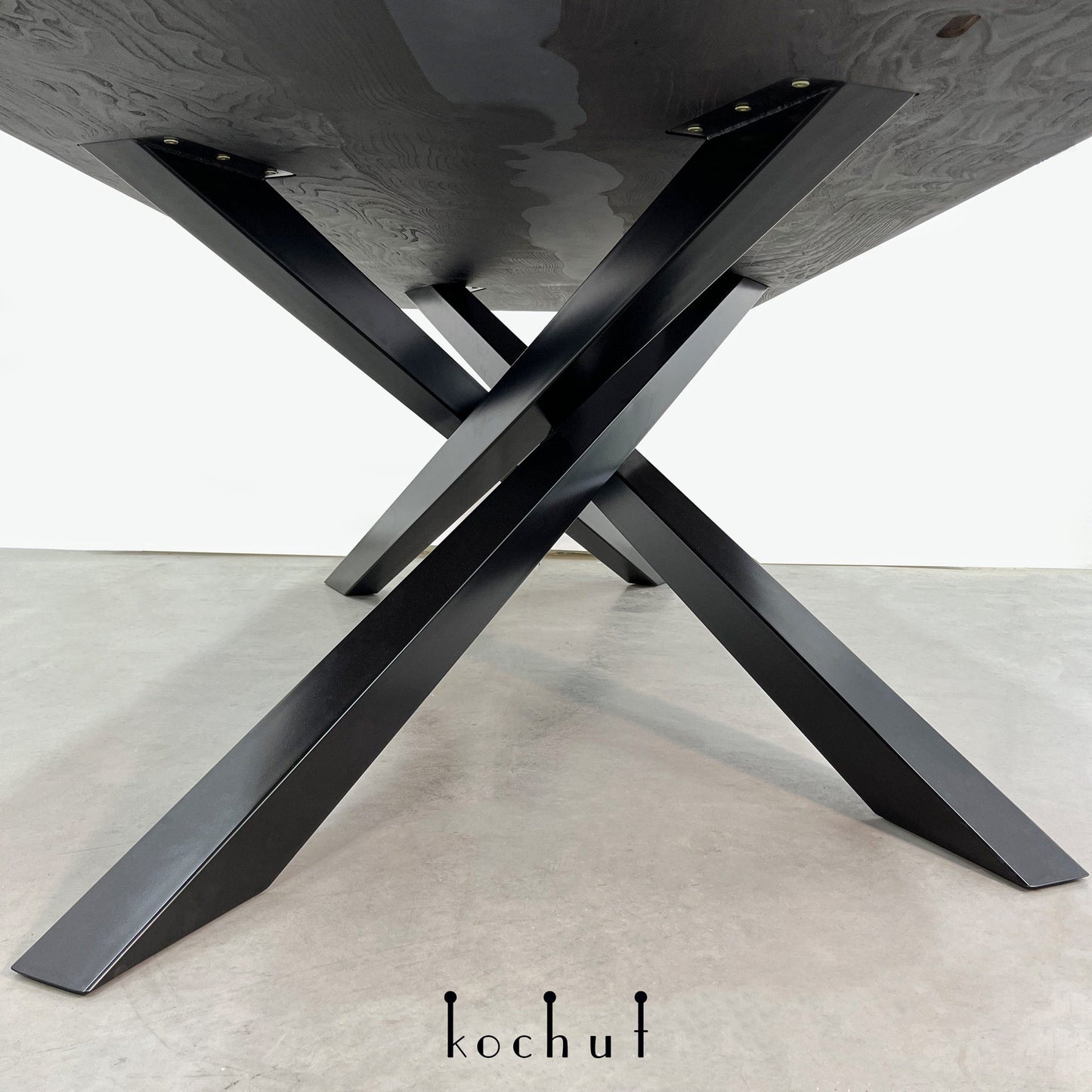 Condor — Esstisch aus Holz und Epoxidharz