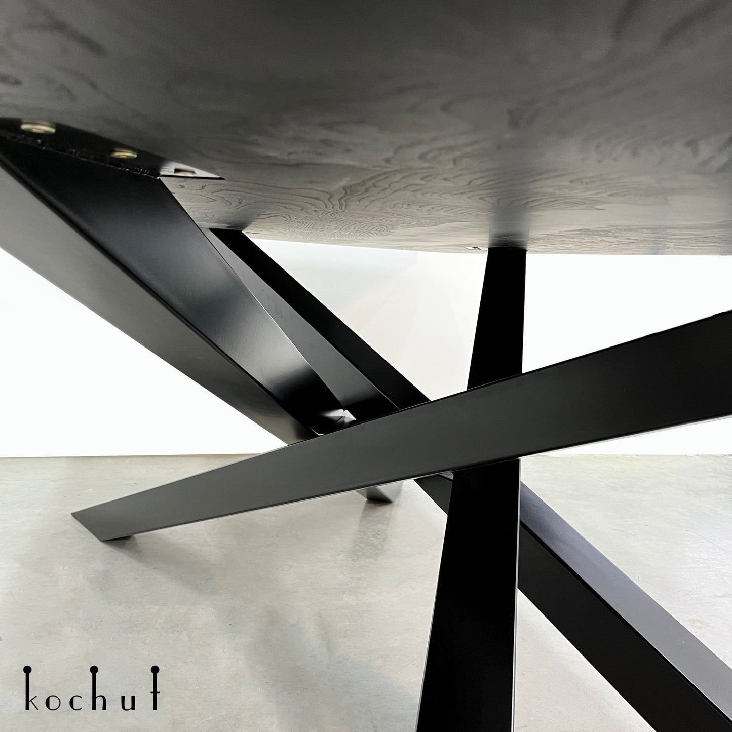 Condor — Esstisch aus Holz und Epoxidharz