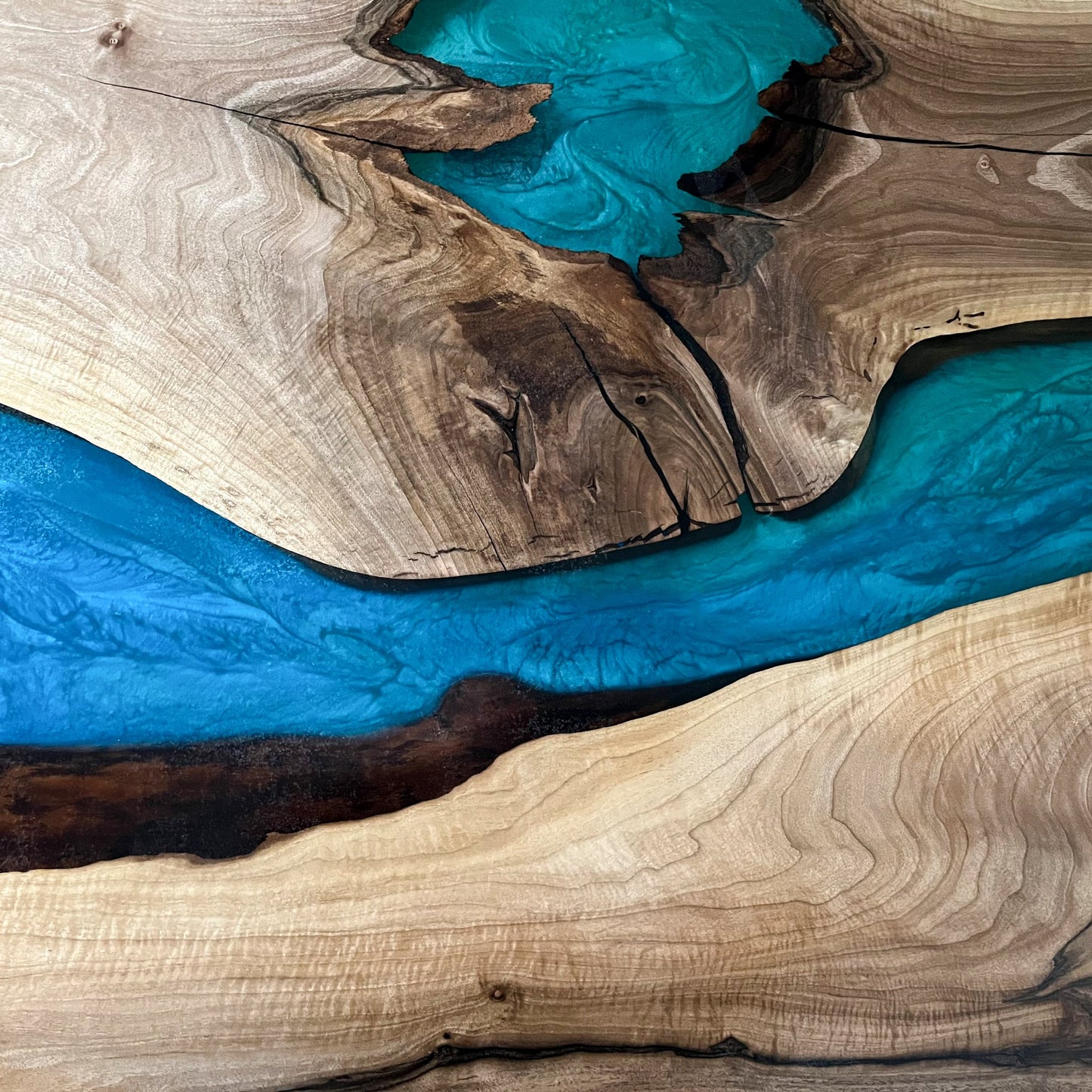 Rhapsody — Holz-Epoxidharz-Esstisch