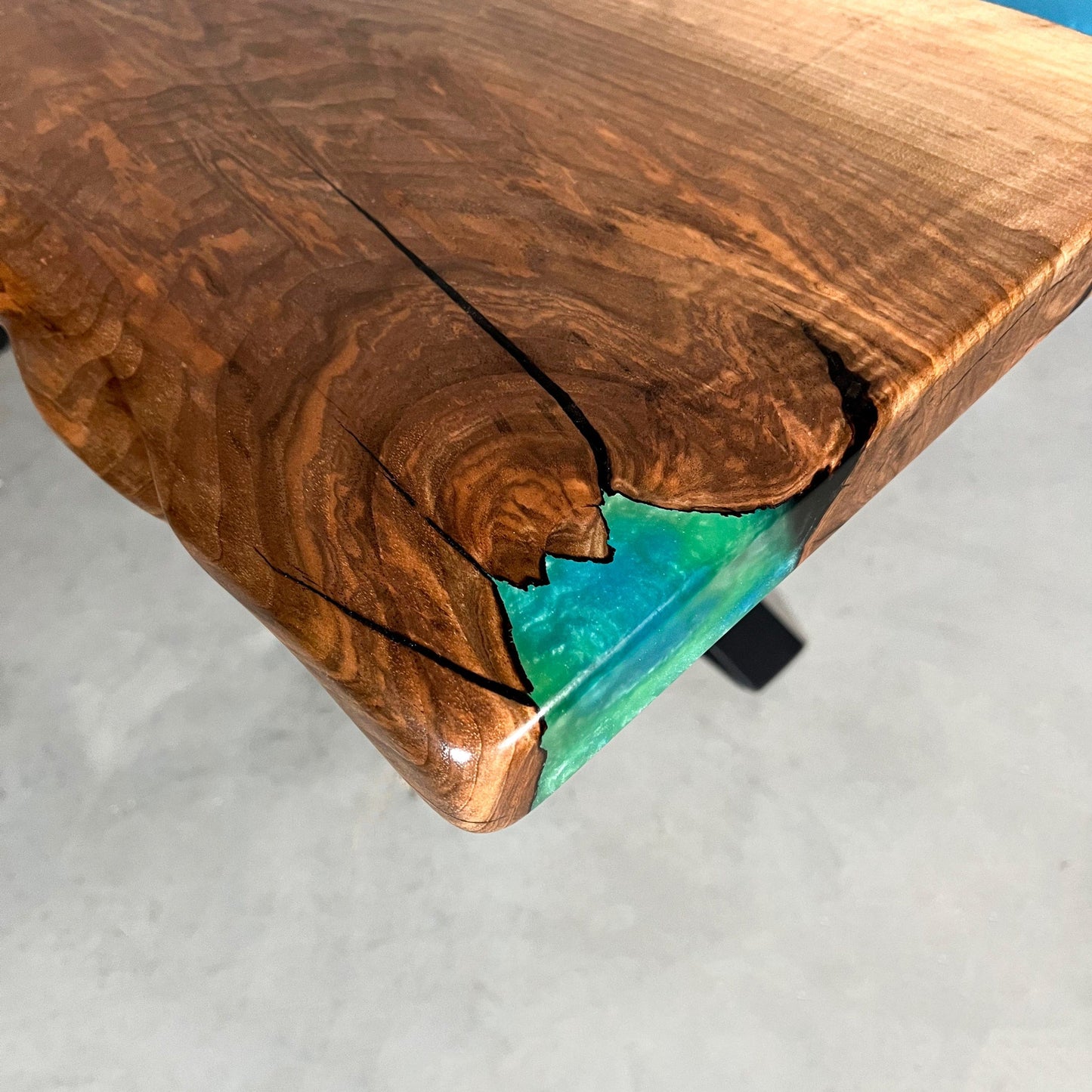 Rhapsody — Holz-Epoxidharz-Esstisch
