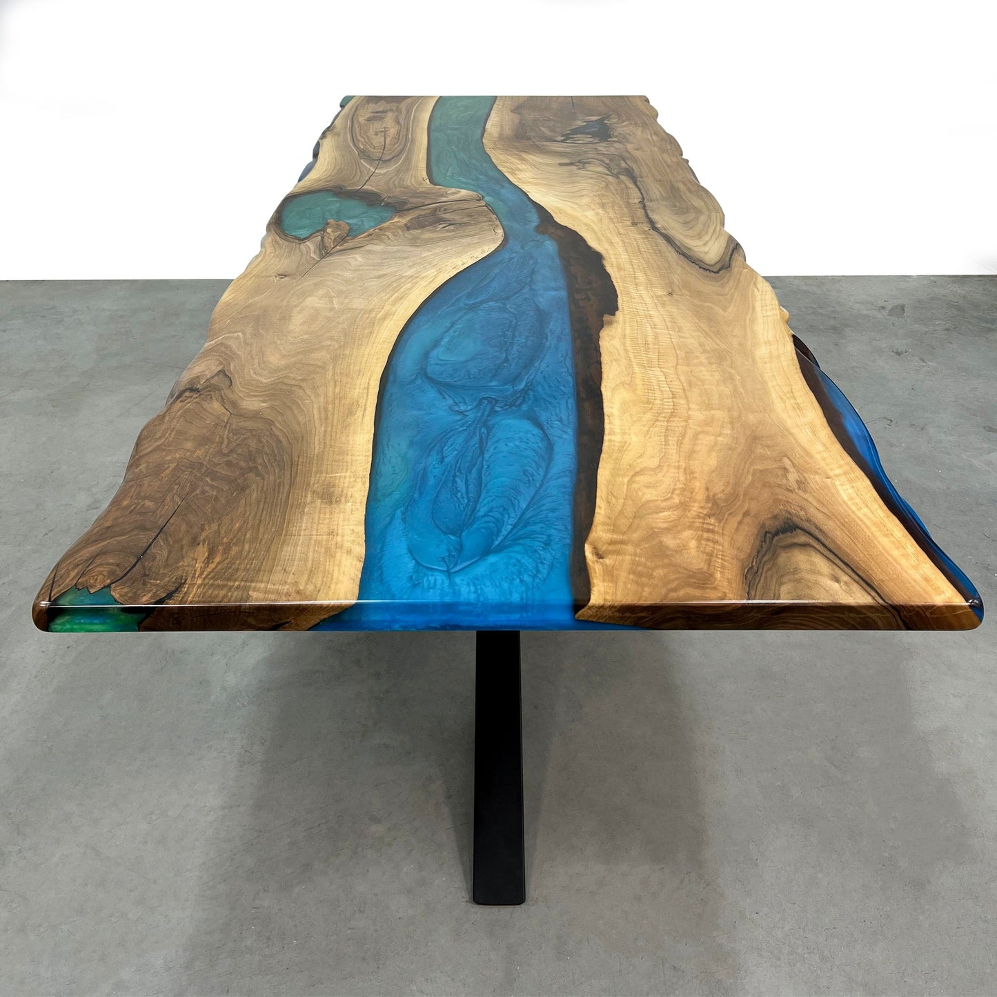 Rhapsody — Holz-Epoxidharz-Esstisch