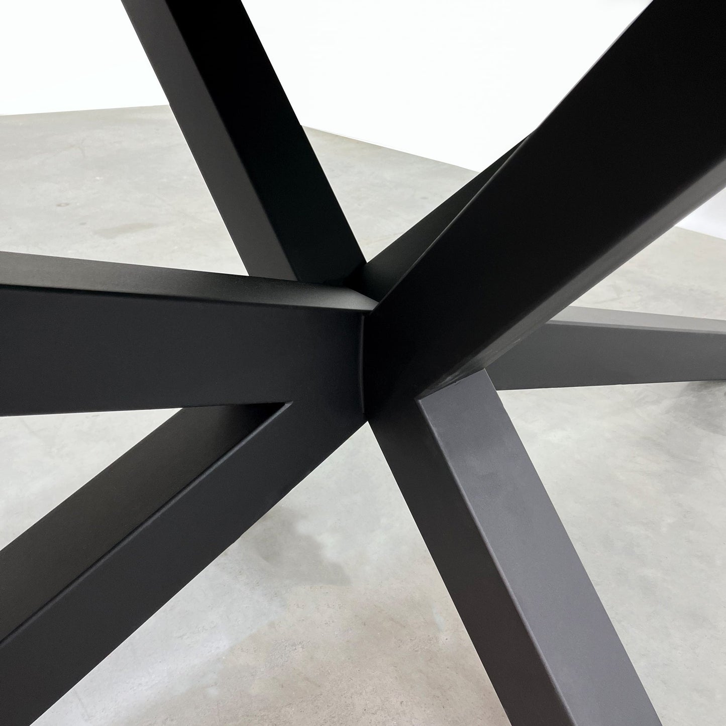 Rhapsody — Holz-Epoxidharz-Esstisch