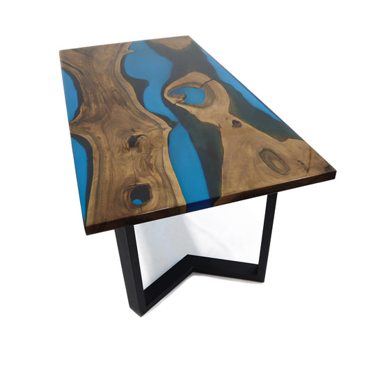 Arctoria — Esstisch aus Holz und Epoxidharz
