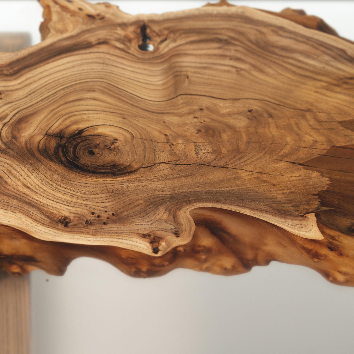 Soprano — Holz- und Epoxidharz-Couchtisch