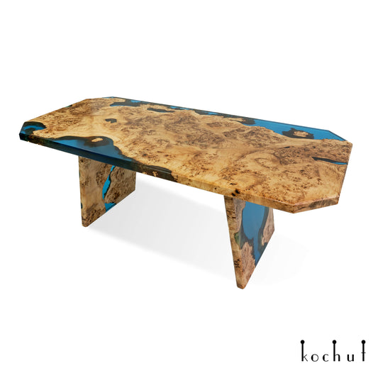 Blauer Edelweiß — Esszimmertisch aus Holz und Epoxidharz