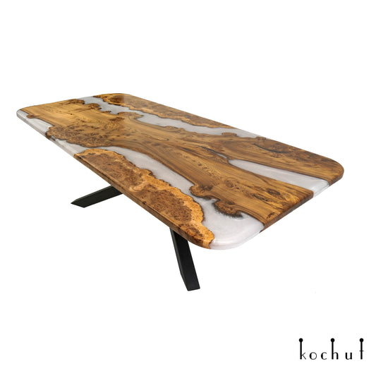 Nebel Albion — Esstisch aus Holz und Epoxidharz