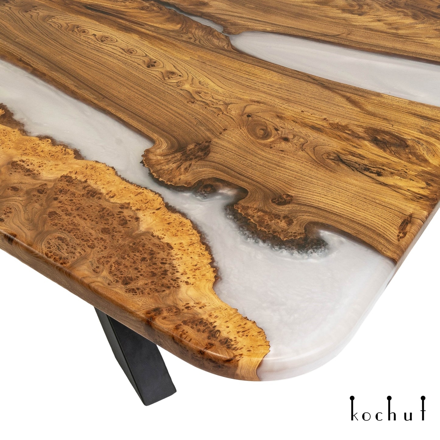 Nebel Albion — Esstisch aus Holz und Epoxidharz