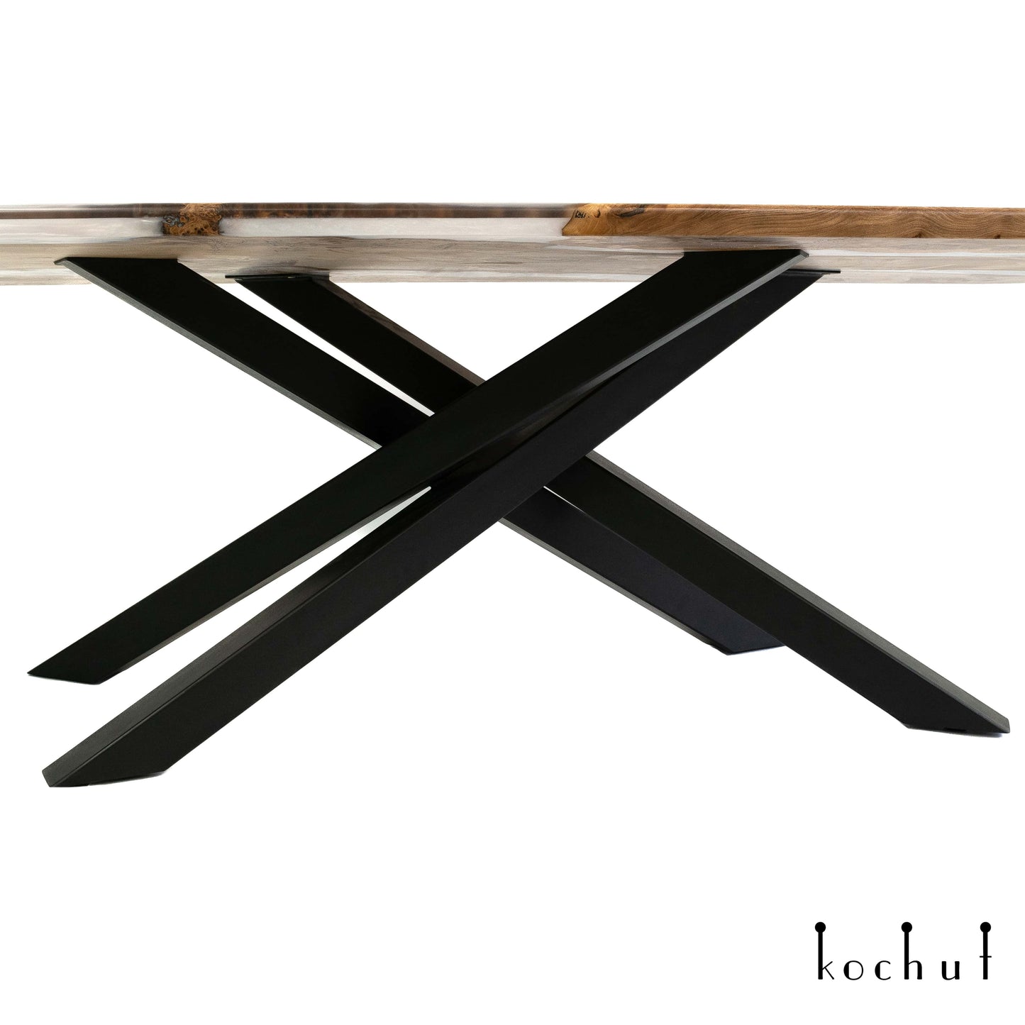 Nebel Albion — Esstisch aus Holz und Epoxidharz