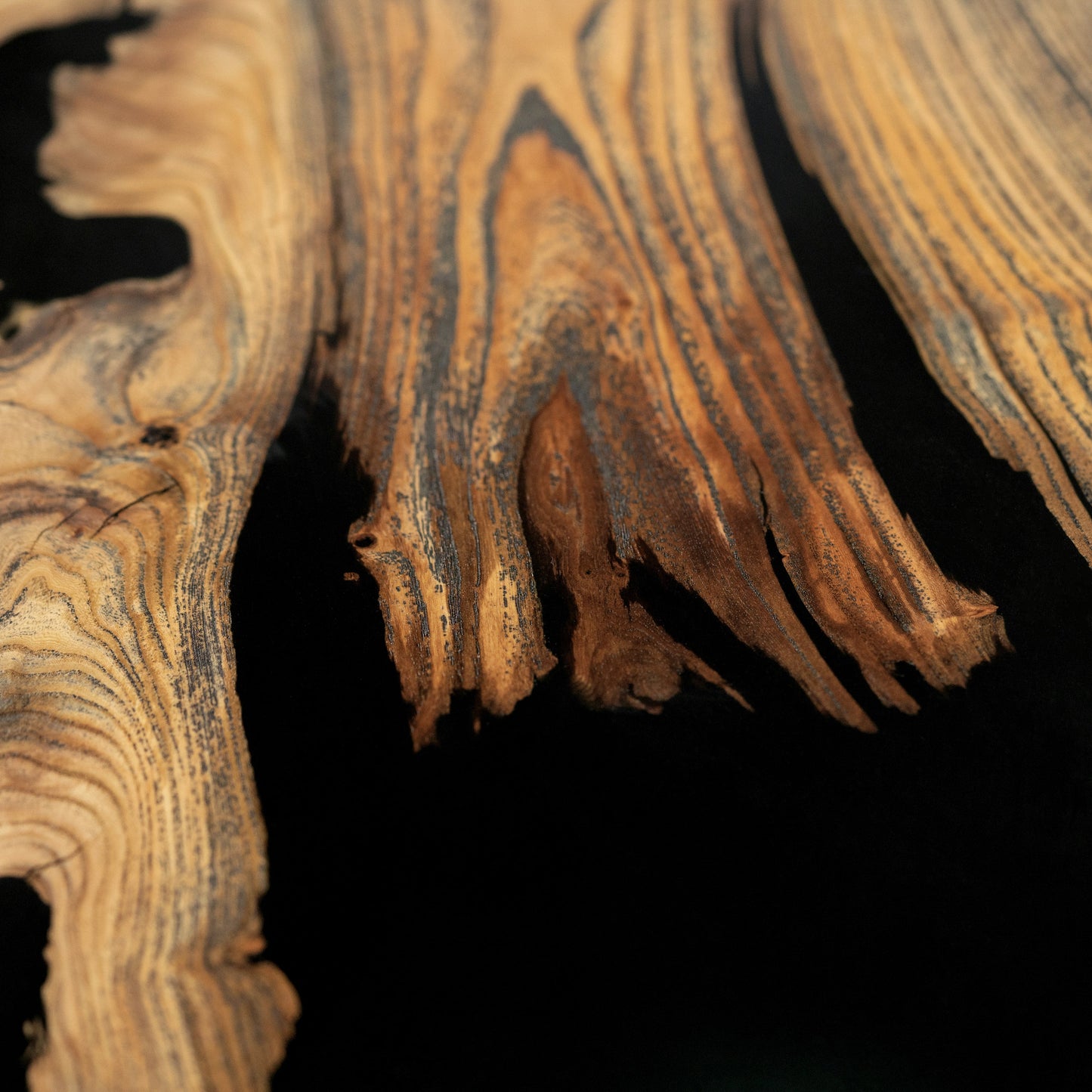 Monsoon — Esstisch aus Holz und Epoxidharz