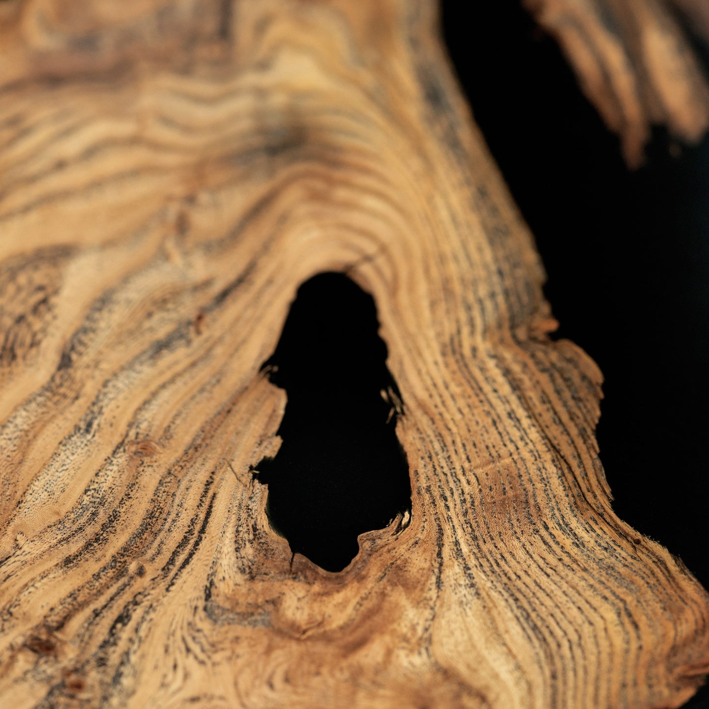 Monsoon — Esstisch aus Holz und Epoxidharz