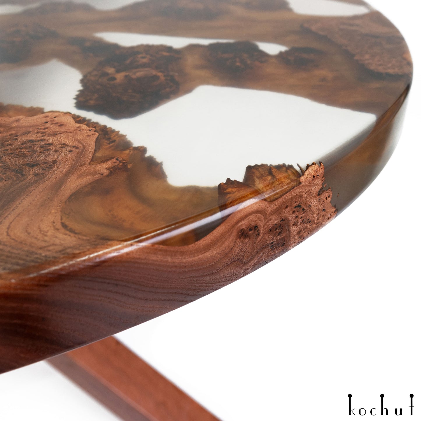 Touch of Sandal — Esstisch aus Holz und Epoxidharz