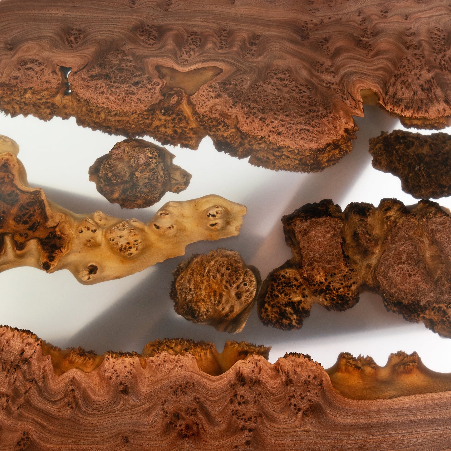 Touch of Sandal — Esstisch aus Holz und Epoxidharz