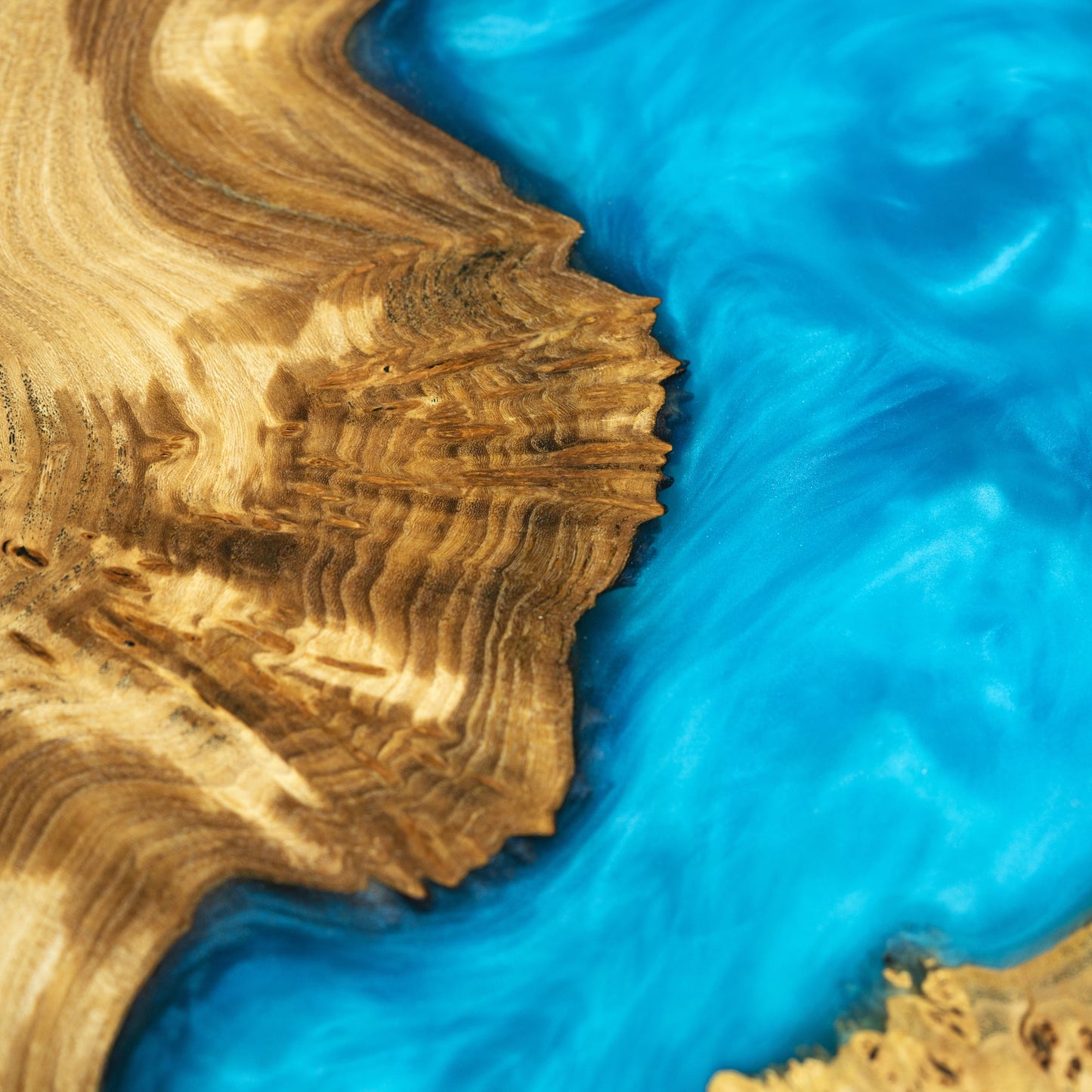 Oceanida — Esstisch aus Holz und Epoxidharz