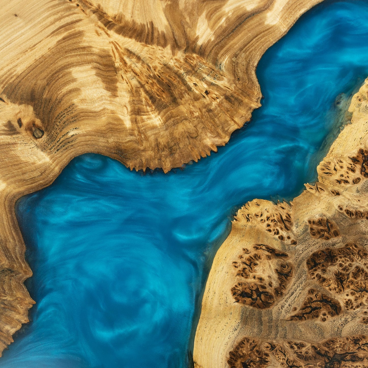 Oceanida — Esstisch aus Holz und Epoxidharz