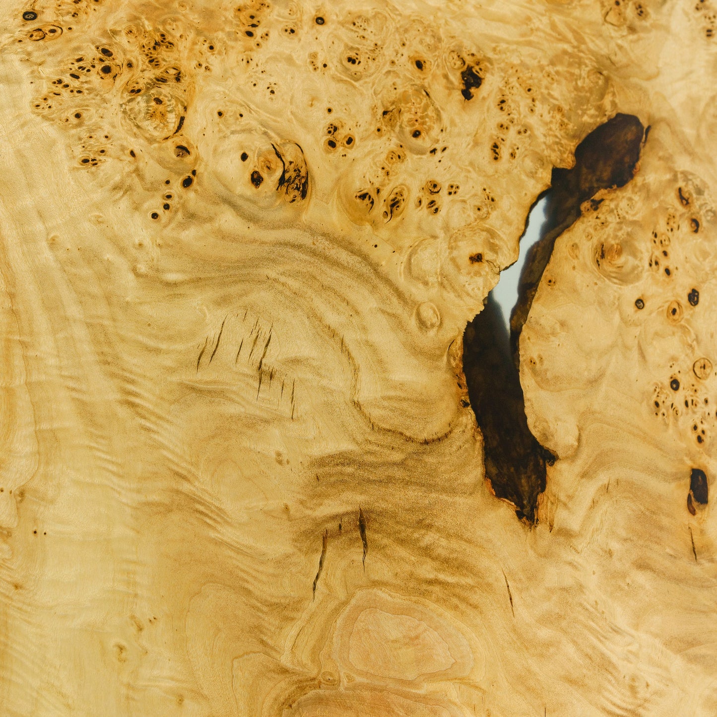 Tanami — Esstisch aus Holz und Epoxidharz