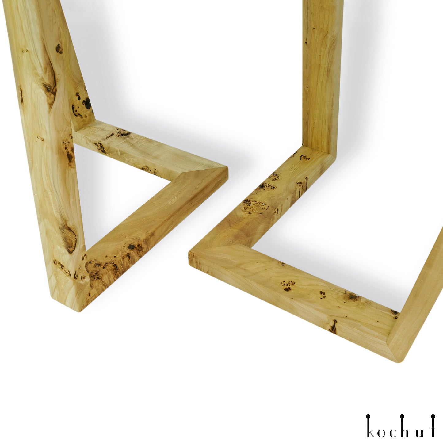 Tanami — Esstisch aus Holz und Epoxidharz