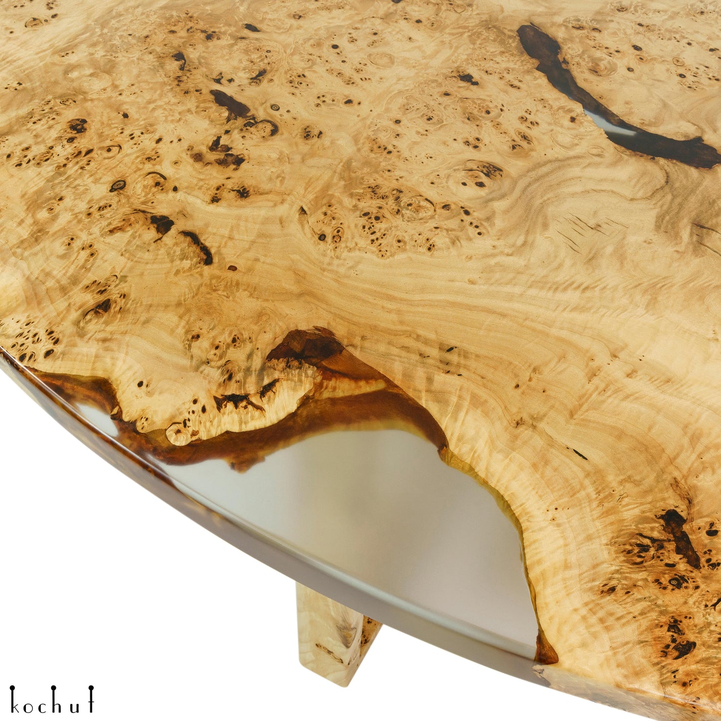 Tanami — Esstisch aus Holz und Epoxidharz